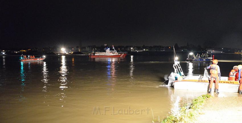 Einsatz BF Koeln PKW im Rhein Mondorf Hersel P089.JPG